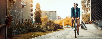 Ein Mann, der mit dem Fahrrad in der Stadt unterwegs ist.