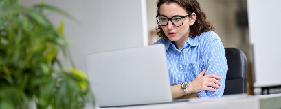 Une personne travaillant intensément devant un ordinateur portable.